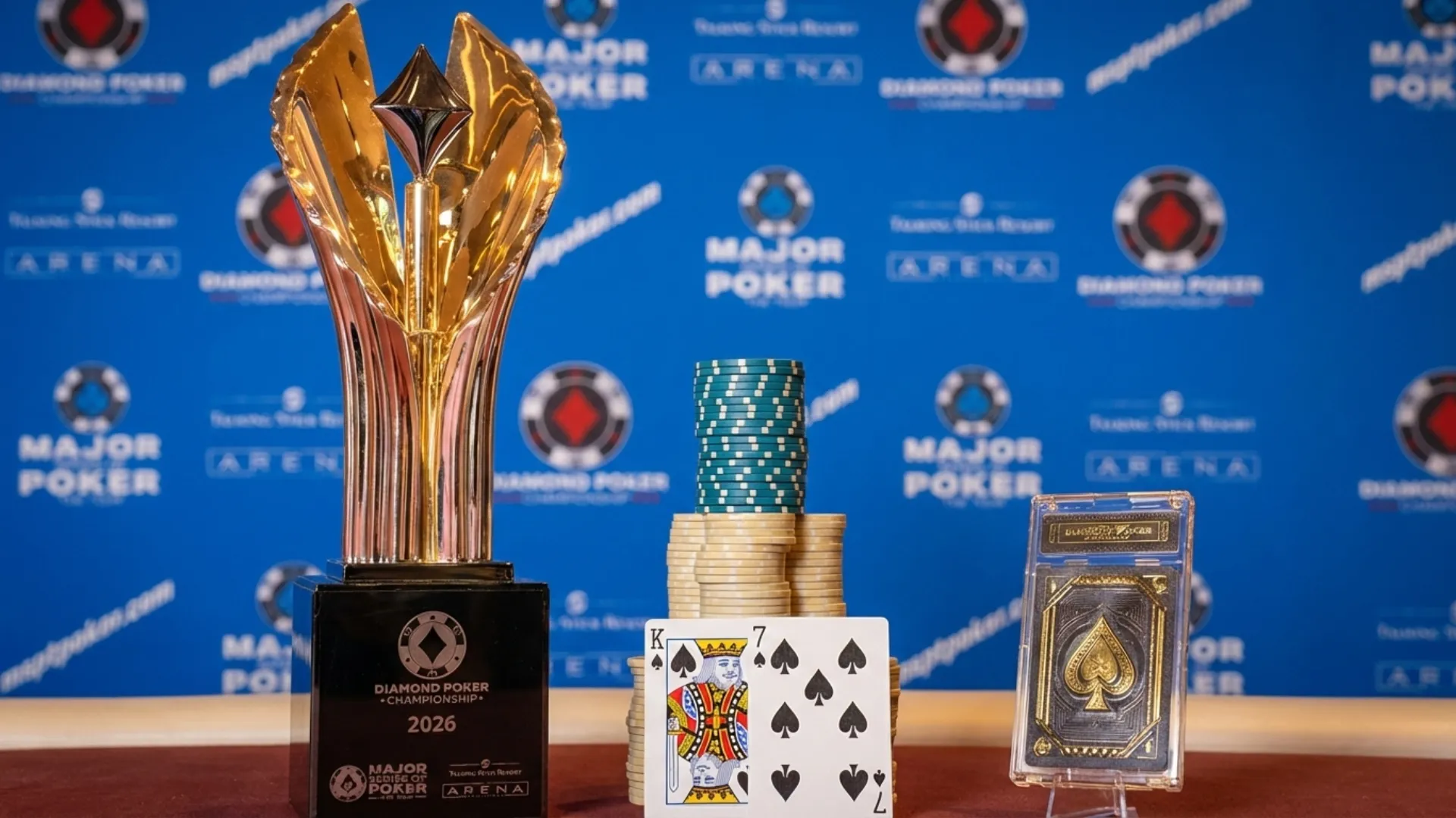 Talking Stick Resortで開催された2026年MSPTダイヤモンド・ポーカー・チャンピオンシップの優勝者June Kim。K♠7♠のウィニングハンド、トロフィー、チップと共にポーズをとる。