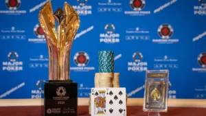 June Kim 在 Talking Stick Resort 贏得 2026 MSPT 鑽石撲克錦標賽冠軍，手持致勝的 K♠7♠ 手牌、獎盃與籌碼合影。