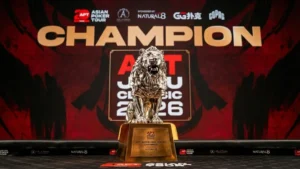 APT 濟州經典賽 2026 Super High Roller 冠軍獎盃舞台照，背景為 CHAMPION 主視覺