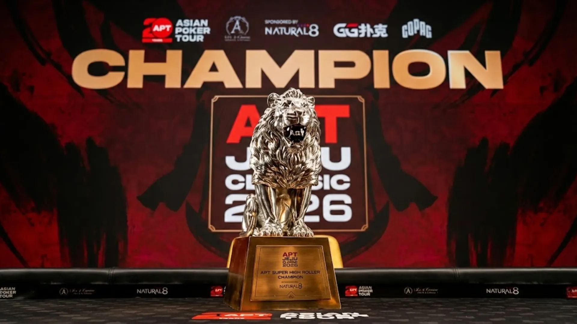 APT 濟州經典賽 2026 Super High Roller 冠軍獎盃舞台照，背景為 CHAMPION 主視覺