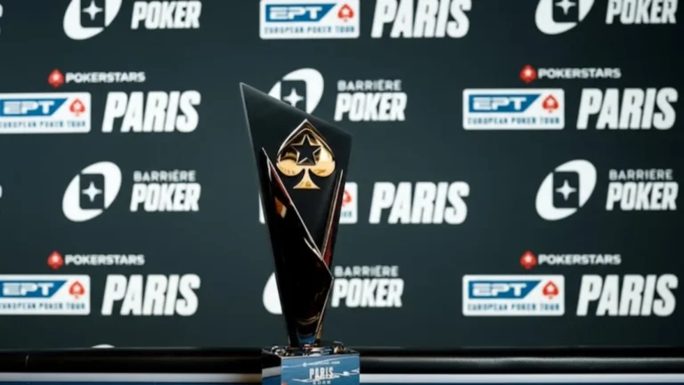 PokerStars Open Paris 2026 主賽冠軍獎盃，背景為 EPT Paris 與 Barriere Poker 官方背板