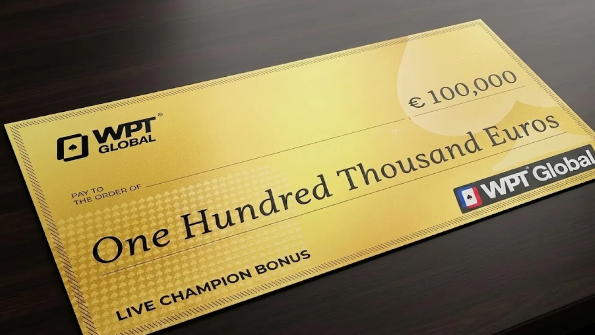 ポーカーテーブル上に置かれたWPT Global €100,000ライブチャンピオンボーナス小切手