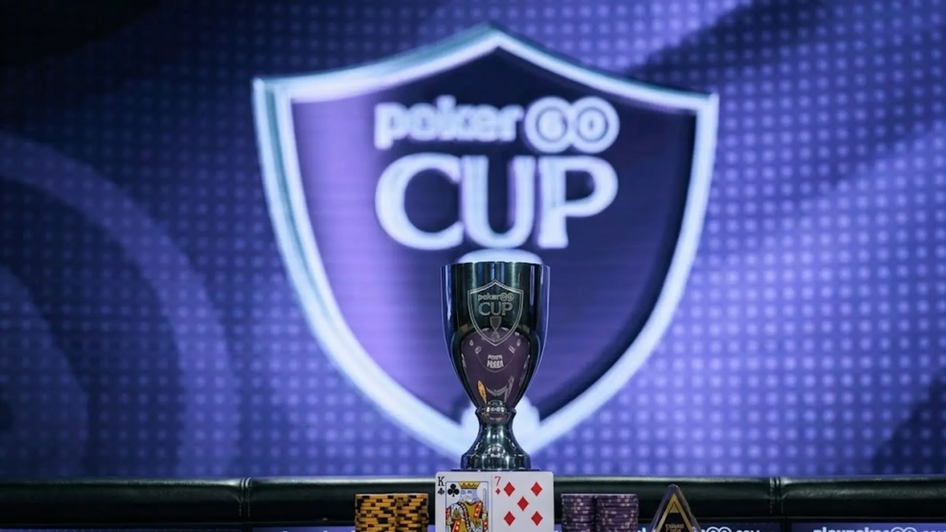 2026 PokerGOカップ ラスベガス会場のフェルトテーブルに置かれた優勝トロフィー、K-7のカードとチップ