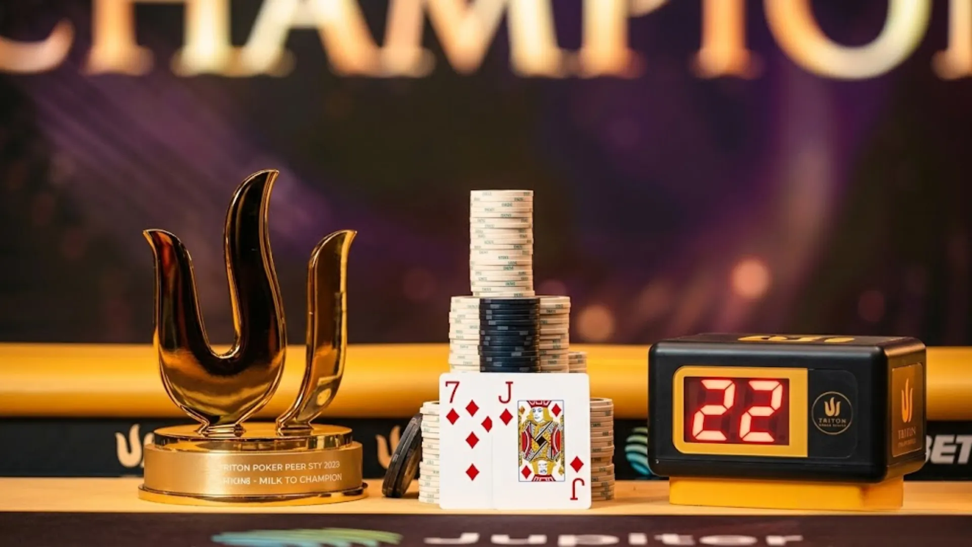 済州2026 Triton Pokerシリーズの金トロフィー、ファイナルテーブルに置かれたダイヤのJ-7勝利ハンドとチップ