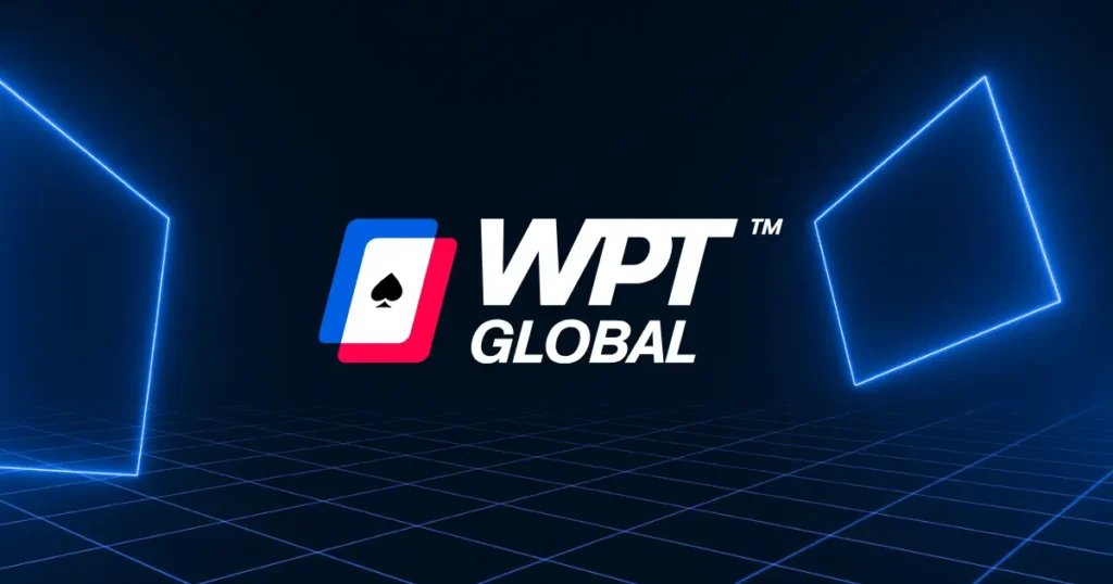 WPT Globalロゴとブルーのデジタルポーカー背景。ボーナス、アプリ、ゲーム、入出金を紹介するオンラインポーカーレビュー画像